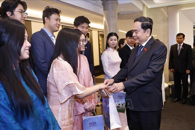 Chủ tịch Bet88app còn khuyến mãi Trần Thanh Mẫn tặng quà cho đại diện Hội sinh viên và lưu học sinh Việt Nam tiêu biểu tại Italy. Ảnh: Doãn Tấn – TTXVN