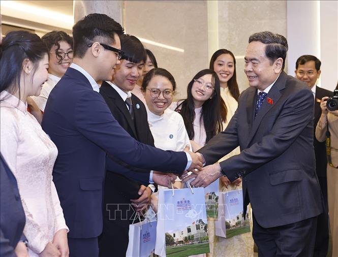 Chủ tịch Bet88app còn khuyến mãi Trần Thanh Mẫn tặng quà cho đại diện Hội sinh viên và lưu học sinh Việt Nam tiêu biểu tại Italy. Ảnh: Doãn Tấn – TTXVN