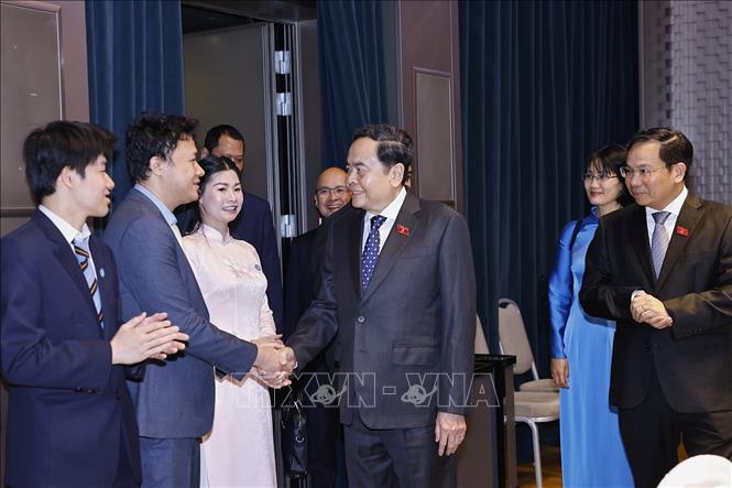 Chủ tịch Bet88app còn khuyến mãi Trần Thanh Mẫn gặp đại diện Hội sinh viên và lưu học sinh Việt Nam tiêu biểu tại Italy. Ảnh: Doãn Tấn – TTXVN