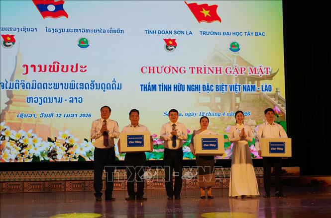 Lãnh đạo UBND tỉnh và Ban Tổ chức tặng quà Tết cho đại diện lưu học sinh Lào đang học tập tại các trường trên địa bàn tỉnh Sơn La. Ảnh: Nguyễn Cường - TTXVN
