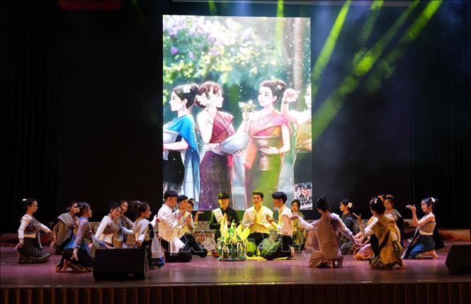 Màn múa của các lưu học sinh Lào tại chương trình. Ảnh: Nguyễn Cường - TTXVN