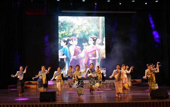Màn múa của các lưu học sinh Lào tại chương trình. Ảnh: Nguyễn Cường - TTXVN