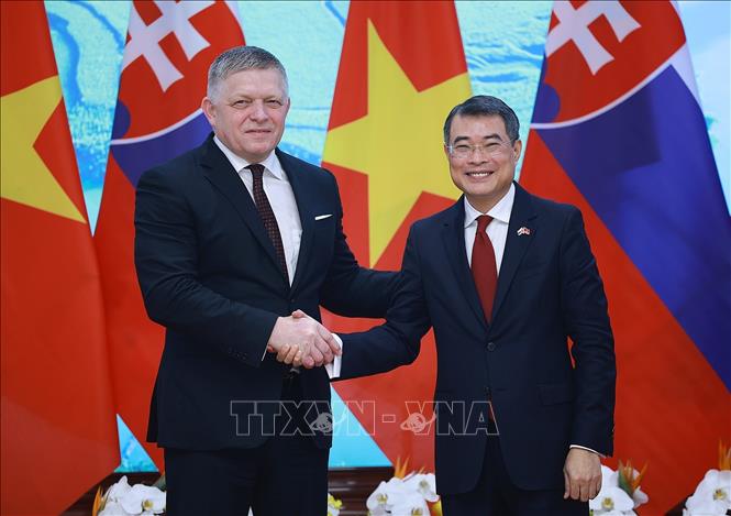 Thủ tướng Lê Minh Hưng và Thủ tướng Slovakia Robert Fico tại cuộc gặp gỡ báo chí hai nước. Ảnh: Dương Giang-TTXVN 