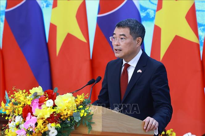 Thủ tướng Lê Minh Hưng phát biểu tại cuộc gặp gỡ báo chí hai nước. Ảnh: Dương Giang-TTXVN
