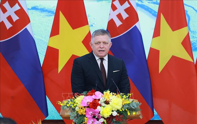 Thủ tướng Slovakia Robert Fico phát biểu tại cuộc gặp gỡ báo chí hai nước. Ảnh: Dương Giang - TTXVN