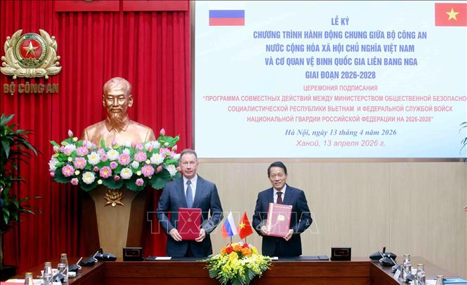 Đại tướng Lương Tam Quang, Bộ trưởng Bộ Công an và Đại tướng Zolotov Viktor, Giám đốc Cơ quan Vệ binh quốc gia Liên bang Nga ký kết Chương trình hành động chung giữa Bộ Công an Việt Nam và Cơ quan Vệ binh quốc gia Liên bang Nga giai đoạn 2026 - 2028. Ảnh: Phạm Kiên - TTXVN
