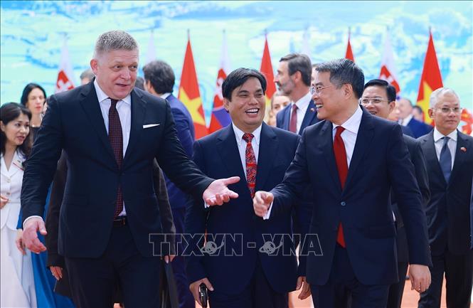 Thủ tướng Lê Minh Hưng và Thủ tướng Slovakia Robert Fico. Ảnh: Dương Giang - TTXVN