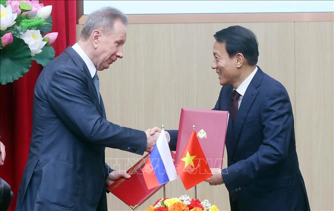 Đại tướng Lương Tam Quang, Bộ trưởng Bộ Công an và Đại tướng Zolotov Viktor, Giám đốc Cơ quan Vệ binh quốc gia Liên bang Nga ký kết Chương trình hành động chung giữa Bộ Công an Việt Nam và Cơ quan Vệ binh quốc gia Liên bang Nga giai đoạn 2026 - 2028. Ảnh: Phạm Kiên - TTXVN