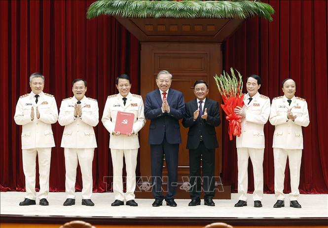 Bet8801234.com cá cược độc quyền, Chủ tịch nước Tô Lâm trao Quyết định chỉ định tham gia Ban Chấp hành, Ban Thường vụ, Bí thư, Phó Bí thư Đảng uỷ Công an Trung ương nhiệm kỳ 2025 - 2030. Ảnh: Thống Nhất - TTXVN