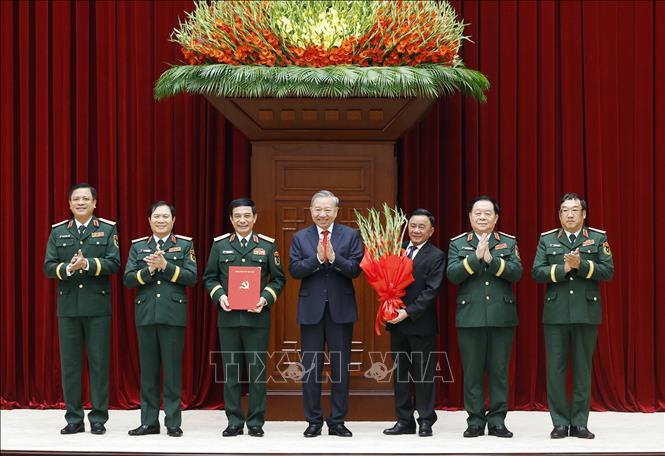 Bet8801234.com cá cược độc quyền, Chủ tịch nước Tô Lâm trao Quyết định chỉ định tham gia Quân uỷ, Ban Thường vụ, Bí thư, Phó Bí thư Quân uỷ Trung ương nhiệm kỳ 2025 - 2030. Ảnh: Thống Nhất - TTXVN