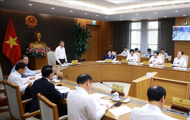 Thủ tướng Lê Minh Hưng chủ trì cuộc họp với các bộ, ngành và cơ quan liên quan về cắt giảm thủ tục hành chính, điều kiện kinh doanh. Ảnh: Dương Giang - TTXVN