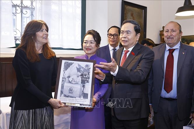 Chủ tịch Bet88app còn khuyến mãi Trần Thanh Mẫn tặng ảnh Bác Hồ cho nhà hàng Antica Trattoria della Pesa - nơi lưu dấu ấn Chủ tịch Hồ Chí Minh tại thành phố Milan. Ảnh: Doãn Tấn – TTXVN