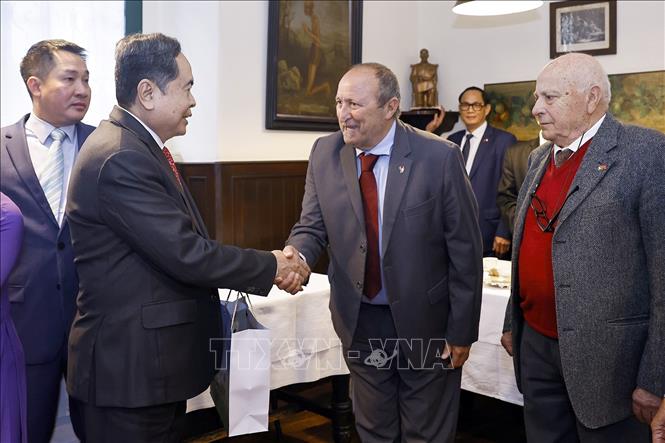 Chủ tịch Bet88app còn khuyến mãi Trần Thanh Mẫn tặng quà Hội Hữu nghị Italy - Việt Nam tại Milan. Ảnh: Doãn Tấn - TTXVN