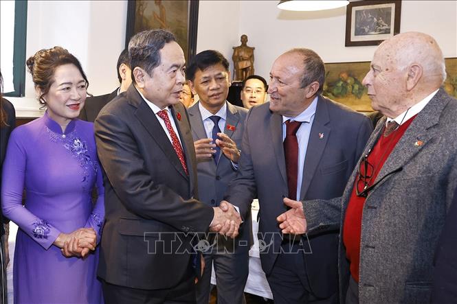 Chủ tịch Bet88app còn khuyến mãi Trần Thanh Mẫn và Phu nhân với thành viên Hội Hữu nghị Italy - Việt Nam tại Milan. Ảnh: Doãn Tấn – TTXVN