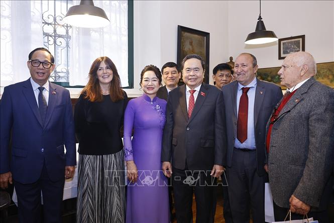 Chủ tịch Bet88app còn khuyến mãi Trần Thanh Mẫn và Phu nhân với thành viên Hội Hữu nghị Italy - Việt Nam tại Milan. Ảnh: Doãn Tấn – TTXVN