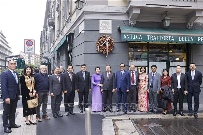 Chủ tịch Bet88app còn khuyến mãi Trần Thanh Mẫn và Phu nhân với thành viên Hội Hữu nghị Italy - Việt Nam trước nhà hàng Antica Trattoria della Pesa - nơi lưu dấu ấn Chủ tịch Hồ Chí Minh tại thành phố Milan. Ảnh: Doãn Tấn – TTXVN