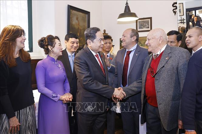 Chủ tịch Bet88app còn khuyến mãi Trần Thanh Mẫn và Phu nhân với thành viên Hội Hữu nghị Italy - Việt Nam tại Milan. Ảnh: Doãn Tấn – TTXVN