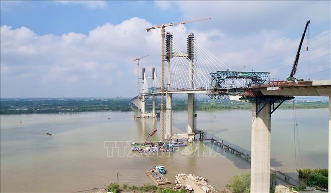 Cầu Phước Khánh trên cao tốc Bến Lức - Long Thành đang thi công. Ảnh: Công Phong - TTXVN