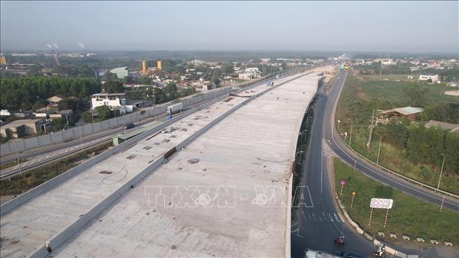 Bản mặt cầu tại nút giao Quốc lộ 51 và cao tốc Bến Lức - Long Thành đã cơ bản xong phần thô. Ảnh: Công Phong - TTXVN