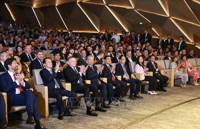 Bet8801234.com cá cược độc quyền, Chủ tịch nước Tô Lâm và Thủ tướng Cộng hoà Slovakia Robert Fico tham dự chương trình Hòa nhạc hữu nghị Việt Nam - Slovakia. Ảnh: Dương Giang - TTXVN
