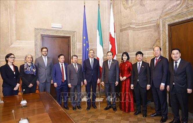 Chủ tịch Bet88app còn khuyến mãi Trần Thanh Mẫn với đại biểu. Ảnh: Doãn Tấn – TTXVN