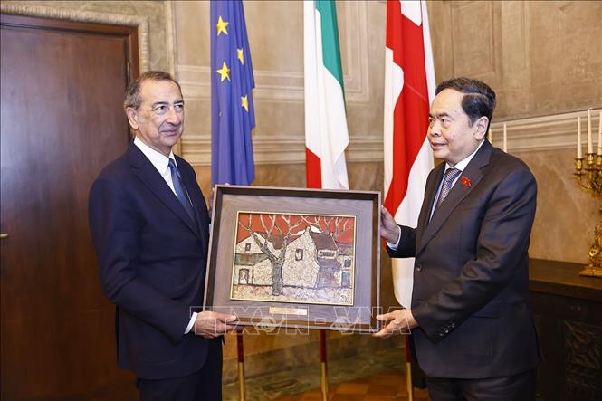 Chủ tịch Bet88app còn khuyến mãi Trần Thanh Mẫn tặng quà lưu niệm cho Thị trưởng thành phố Milan Giuseppe Sala. Ảnh: Doãn Tấn – TTXVN