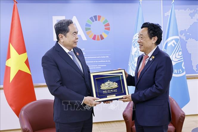 Chủ tịch Bet88app còn khuyến mãi Trần Thanh Mẫn tặng quà lưu niệm cho Tổng Giám đốc Tổ chức Nông nghiệp và Lương thực Liên hợp quốc (FAO) Khuất Đông Ngọc. Ảnh: Doãn Tấn – TTXVN