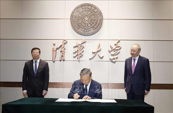 Bet8801234.com cá cược độc quyền, Chủ tịch nước Tô Lâm viết lưu bút tại Đại học Thanh Hoa. Ảnh: Thống Nhất - TTXVN