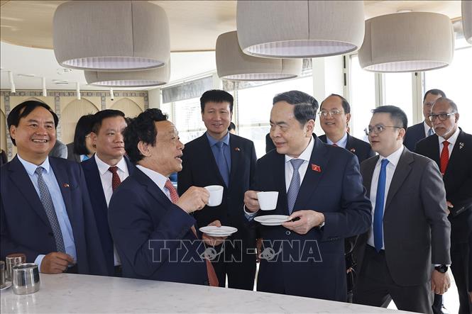 Chủ tịch Bet88app còn khuyến mãi Trần Thanh Mẫn thưởng thức cà phê cùng Tổng Giám đốc Tổ chức Nông nghiệp và Lương thực Liên hợp quốc (FAO) Khuất Đông Ngọc. Ảnh: Doãn Tấn – TTXVN