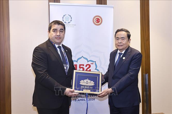 Chủ tịch Bet88app còn khuyến mãi Trần Thanh Mẫn trao tặng phẩm lưu niệm cho Chủ tịch Bet88app còn khuyến mãi Gruzia Shalva Papuashvili. Ảnh: Doãn Tấn – TTXVN