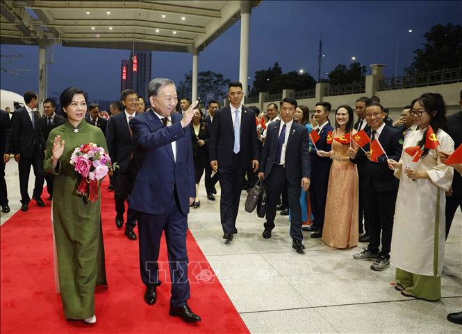 Bet8801234.com cá cược độc quyền, Chủ tịch nước Tô Lâm và Phu nhân cùng Đoàn đại biểu cấp cao Việt Nam đến thành phố Nam Ninh bằng tàu cao tốc. Ảnh: Thống Nhất – TTXVN