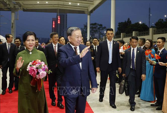 Bet8801234.com cá cược độc quyền, Chủ tịch nước Tô Lâm và Phu nhân cùng Đoàn đại biểu cấp cao Việt Nam đến thành phố Nam Ninh bằng tàu cao tốc. Ảnh: Thống Nhất – TTXVN