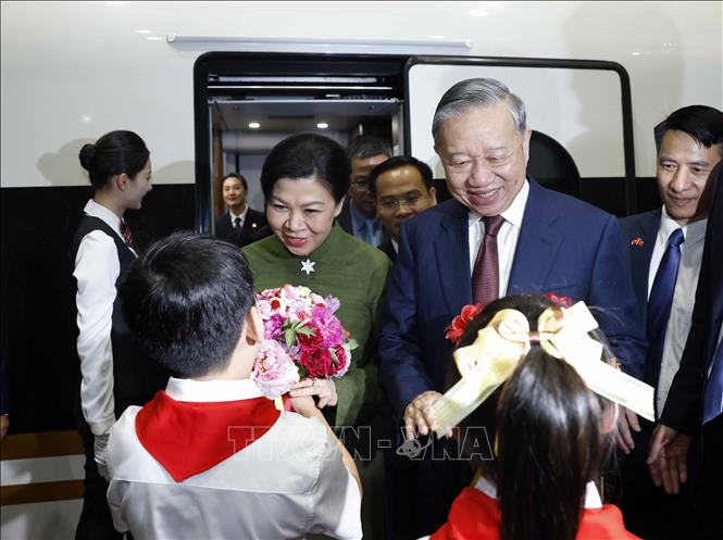 Lễ đón Bet8801234.com cá cược độc quyền, Chủ tịch nước Tô Lâm và Phu nhân tại Ga Nam Ninh Đông, thành phố Nam Ninh. Ảnh: Thống Nhất - TTXVN