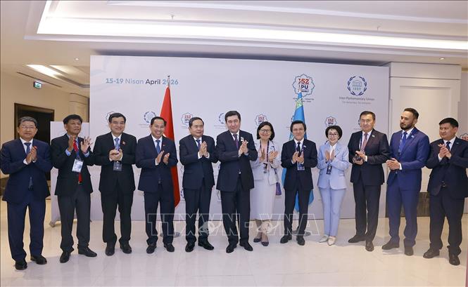 Chủ tịch Bet88app còn khuyến mãi Trần Thanh Mẫn hội kiến Chủ tịch Hạ viện Kazakhstan Yerlan Koshanov. Ảnh: Doãn Tấn – TTXVN