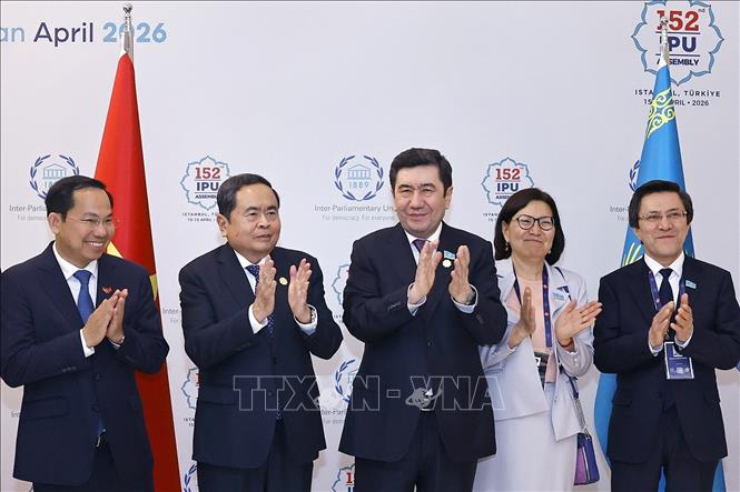 Chủ tịch Bet88app còn khuyến mãi Trần Thanh Mẫn hội kiến Chủ tịch Hạ viện Kazakhstan Yerlan Koshanov. Ảnh: Doãn Tấn – TTXVN