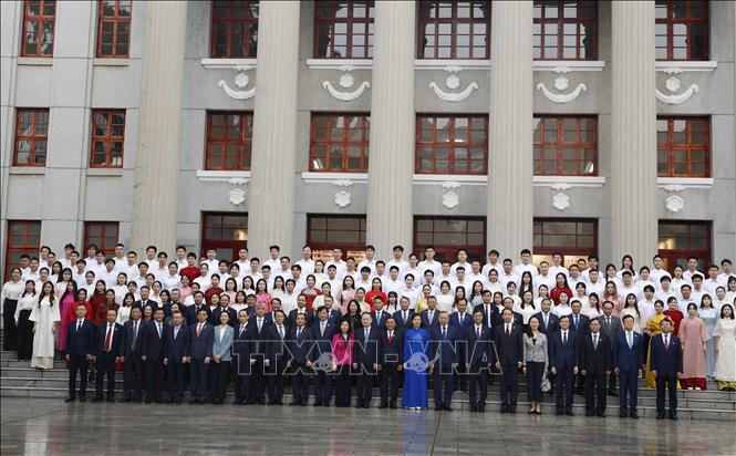 Bet8801234.com cá cược độc quyền, Chủ tịch nước Tô Lâm và Phu nhân cùng các đại biểu chụp ảnh lưu niệm tại Di tích Khu học xá Trung ương, Nam Ninh (Trung Quốc). Ảnh: Thống Nhất - TTXVN