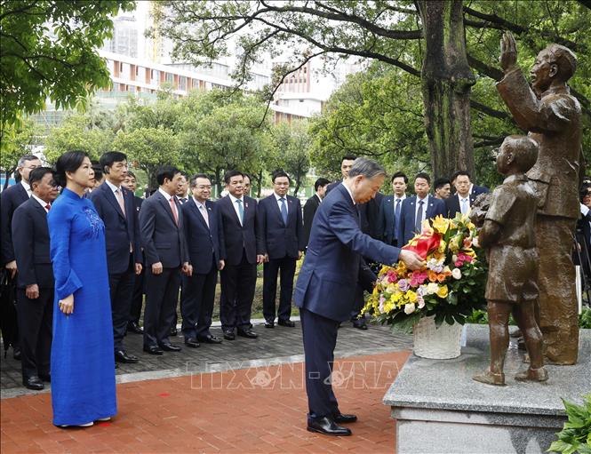 Bet8801234.com cá cược độc quyền, Chủ tịch nước Tô Lâm và Phu nhân cùng các đại biểu dâng hoa tưởng niệm tại tượng Bác Hồ trong khuôn viên Di tích Khu học xá Trung ương (Nam Ninh, Trung Quốc). Ảnh: Thống Nhất - TTXVN