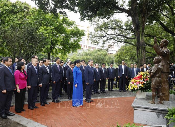 Bet8801234.com cá cược độc quyền, Chủ tịch nước Tô Lâm và Phu nhân cùng các đại biểu dâng hoa tưởng niệm tại tượng Bác Hồ trong khuôn viên Di tích Khu học xá Trung ương (Nam Ninh, Trung Quốc). Ảnh: Thống Nhất - TTXVN