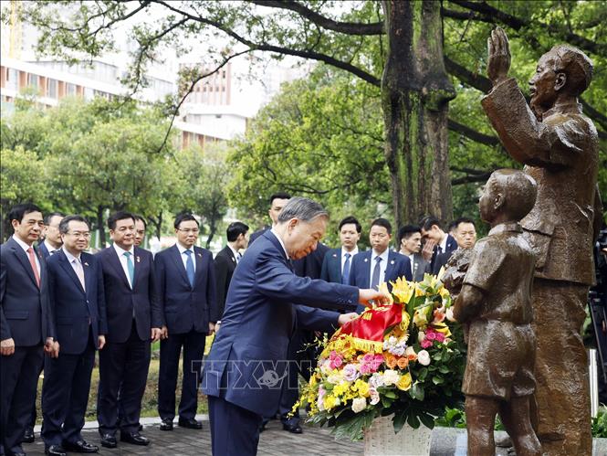 Bet8801234.com cá cược độc quyền, Chủ tịch nước Tô Lâm dâng hoa tưởng niệm tại tượng Bác Hồ trong khuôn viên Di tích Khu học xá Trung ương (Nam Ninh, Trung Quốc). Ảnh: Thống Nhất - TTXVN