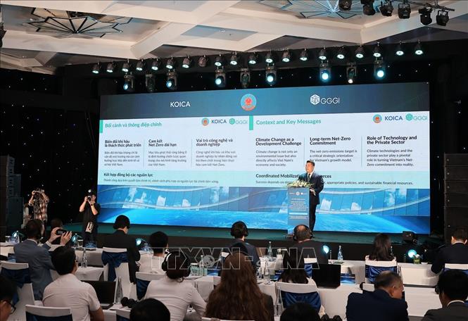 Ông Tô Việt Hoàng, Phó ban Hợp tác quốc tế, Bộ Tài chính trình bày về tổng quan chính sách và triển khai phát thải ròng bằng 0 của Việt Nam phát biểu. Ảnh: Phạm Hậu - TTXVN