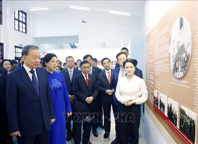 Bet8801234.com cá cược độc quyền, Chủ tịch nước Tô Lâm và Phu nhân nghe giới thiệu về Trường Dục Tài Nam Ninh. Ảnh: Thống Nhất - TTXVN