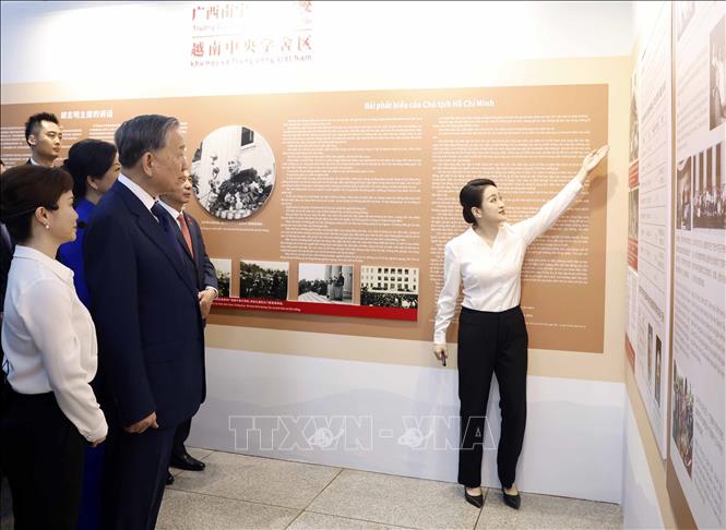 Bet8801234.com cá cược độc quyền, Chủ tịch nước Tô Lâm và Phu nhân nghe giới thiệu về Trường Dục Tài Nam Ninh. Ảnh: Thống Nhất - TTXVN