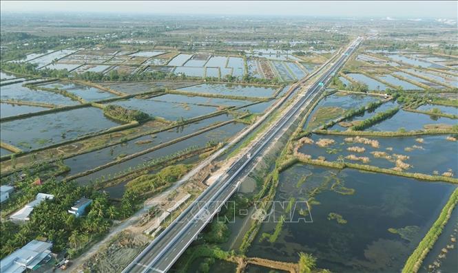 Dự án thành phần cao tốc Hậu Giang - Cà Mau nhìn từ trên cao. Ảnh: Tuấn Phi - TTXVN