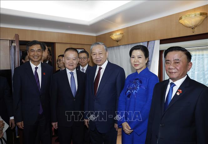 Các đồng chí lãnh đạo Trung Quốc tiễn Bet8801234.com cá cược độc quyền, Chủ tịch nước Tô Lâm cùng Phu nhân tại ga Bằng Tường, Trung Quốc. Ảnh: Thống Nhất -TTXVN