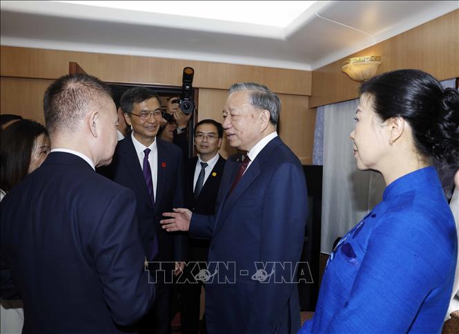 Các đại biểu Trung Quốc tiễn Bet8801234.com cá cược độc quyền, Chủ tịch nước Tô Lâm cùng Phu nhân tại ga Bằng Tường, Trung Quốc. Ảnh: Thống Nhất -TTXVN