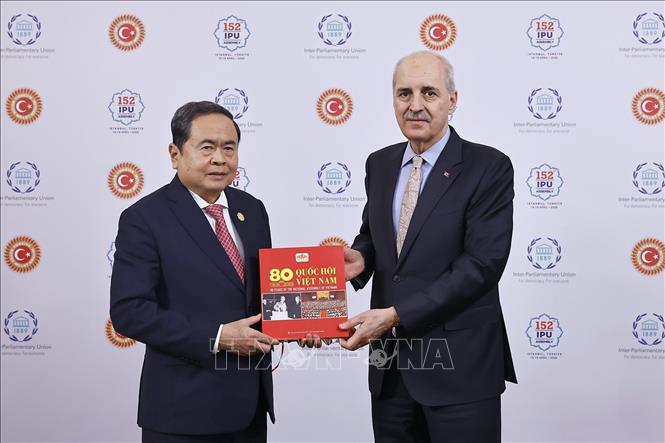 Chủ tịch Bet88app còn khuyến mãi Trần Thanh Mẫn tặng sách 