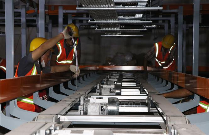 Người lao động hoàn thiện hệ thống xử lý hành lý tại nhà ga hành khách sân bay Long Thành. Ảnh: Công Phong - TTXVN