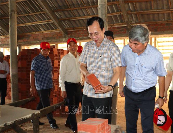 Chủ tịch Ủy ban 2026 Bet88.com link không chặn tỉnh Vĩnh Long Trần Trí Quang (thứ 2 từ phải sang) khảo sát thực tế tại khu vực sản xuất gạch của người dân tại xã Nhơn Phú, tỉnh Vĩnh Long.  Ảnh: Lê Thúy Hằng - TTXVN. 