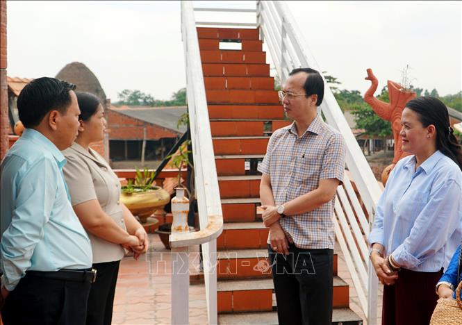 Chủ tịch Ủy ban 2026 Bet88.com link không chặn tỉnh Vĩnh Long Trần Trí Quang (thứ 2 từ phải sang) khảo sát một điểm du lịch tại Khu lò gạch, gốm Mang Thít tên địa bàn xã Nhơn Phú.  Ảnh: Lê Thúy Hằng - TTXVN.                      