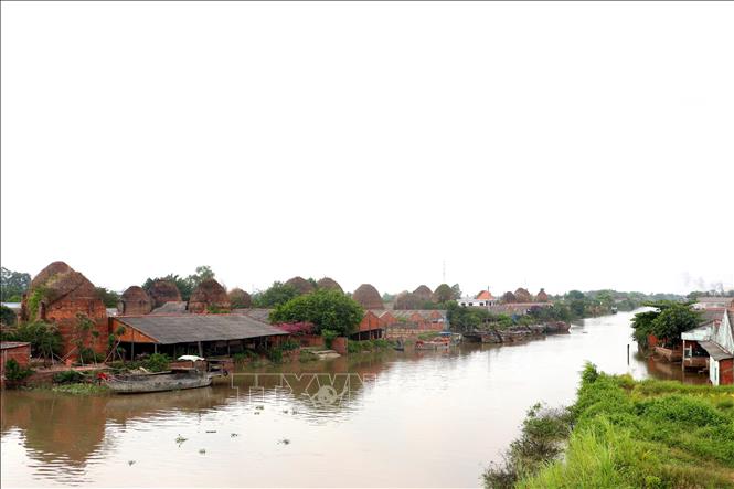 Một góc vùng lõi Khu lò gạch, gốm Mang Thít tại xã Nhơn Phú, tỉnh Vĩnh Long). Ảnh: Lê Thúy Hằng - TTXVN. 